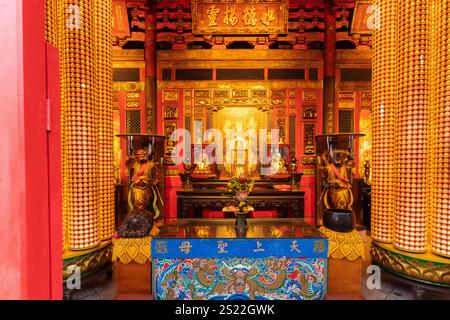 Der südlich ausgerichtete Lungshan Tempel ist ein berühmter Tempel in Taiwan und dient der Anbetung von Guanshiyin Budda und anderen göttlichen Geistern. Er wurde 1740 erbaut Stockfoto