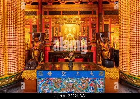 Der südlich ausgerichtete Lungshan Tempel ist ein berühmter Tempel in Taiwan und dient der Anbetung von Guanshiyin Budda und anderen göttlichen Geistern. Er wurde 1740 erbaut Stockfoto