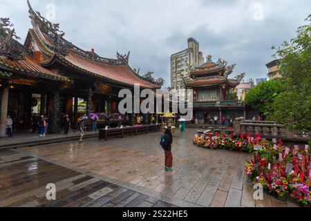 Der südlich ausgerichtete Lungshan Tempel ist ein berühmter Tempel in Taiwan und dient der Anbetung von Guanshiyin Budda und anderen göttlichen Geistern. Er wurde 1740 erbaut Stockfoto