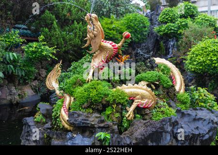 Der südlich ausgerichtete Lungshan Tempel ist ein berühmter Tempel in Taiwan und dient der Anbetung von Guanshiyin Budda und anderen göttlichen Geistern. Er wurde 1740 erbaut Stockfoto