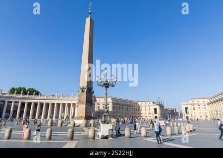 Petersplatz und Obelisk/Piazza San Pietro & Obelisco, Vatikanstadt. Stockfoto