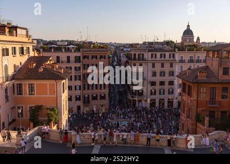 Blick von der Piazza della Trinità dei Monti auf die Menschenmassen auf der Piazza di Spagna, Rom, Italien. Stockfoto