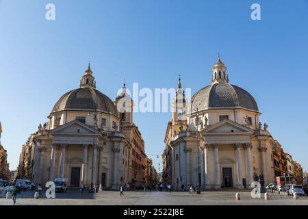 Kirchen Santa Maria in Montesanto (links) und Santa Maria dei Miracoli (rechts) auf der Piazza del Popolo, Rom, Italien. Stockfoto