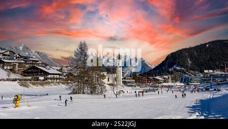 Panorama Wintersport Skigebiet in den österreichischen tiroler Bergen in seefeld bei Sonnenuntergang Stockfoto