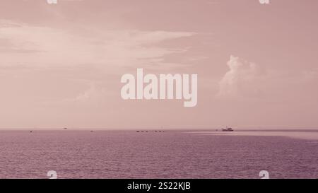 Atmosphäre Panorama weiß Wolke klarer Himmel Horizont Linie ruhig leeres Meer einsames Fischerboot Sonnenuntergang Sonnenaufgang rot orange Ton. Konzept Paradies Leben. Design Stockfoto