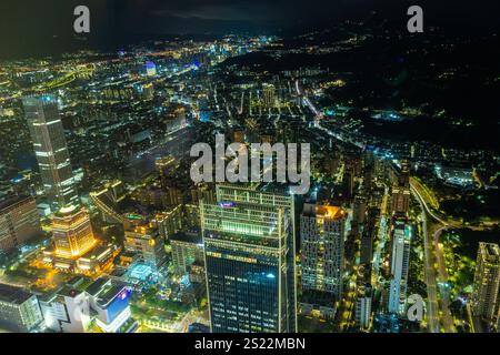 Blick auf die nächtliche Skyline von Taipei von der Aussichtsebene im Turm Taipei 101. Eine Stadtlandschaft voller beleuchteter Straßen und Gebäude Stockfoto