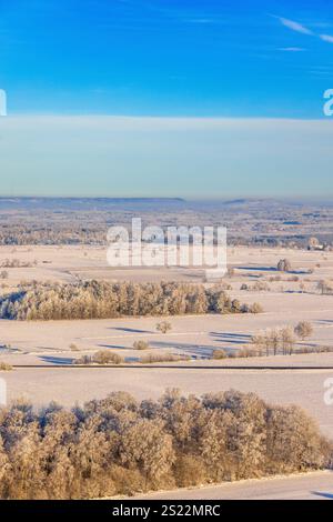 Blick auf die Winterlandschaft mit verschneiten Feldern und frostigen Bäumen Stockfoto