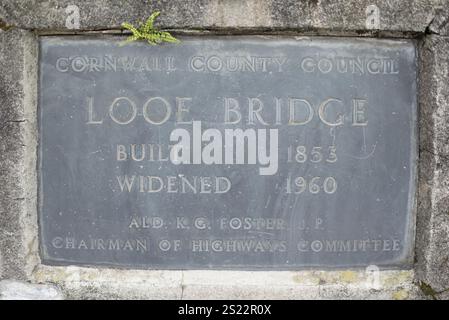 Looe, Cornwall, Vereinigtes Königreich – 22. Oktober 2021: Stein auf der Looe-Brücke mit Angabe des Baujahrs und der Verbreiterung Stockfoto