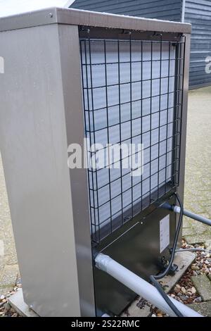 Heizungs-/Lüftungs-/Lüftungs-/Lüftungs-/Lüftungs-/Lüftungs-Wärmepumpeneinheit in einem Wohnbereich im Freien Stockfoto