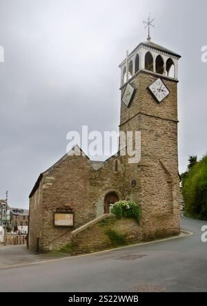 Looe, Cornwall, Großbritannien - 25. Oktober 2021: Außenansicht der St. Nicholas Kirche mit Eingangstür, Glockenturm und zwei Uhrzeilen Stockfoto