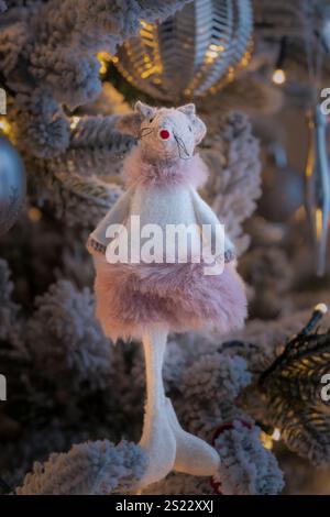 Weihnachtsmaus-Baum-Dekoration hängt am Weihnachtsbaum Stockfoto