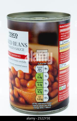 Irvine, Schottland, Großbritannien - 23. Dezember 2024: Gebackene Bohnen mit Tesco-Marke in recycelbarer Dose und Klappdeckel mit Klappverschluss, der Grafiken und Symbole und Gene zeigt Stockfoto