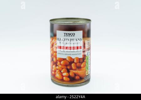 Irvine, Schottland, Großbritannien - 23. Dezember 2024: Gebackene Bohnen mit Tesco-Marke in recycelbarer Dose und Klappdeckel mit Klappverschluss, der Grafiken und Symbole und Gene zeigt Stockfoto