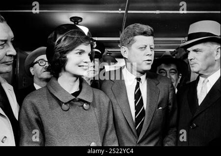 Senator John F. Kennedy mit seiner Frau Jacqueline Kennedy, Abstimmungen in Boston in einer öffentlichen Bibliothek, 1960 - Foto von Trikosko Stockfoto