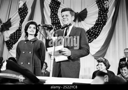 Der designierte Präsident John F. Kennedy hielt mit seiner Frau Jacqueline Kennedy seine Dankesrede im Hyannis Armory, Hyannis Port, Massachusetts, Nob 1960 - Foto: Trikosko Stockfoto