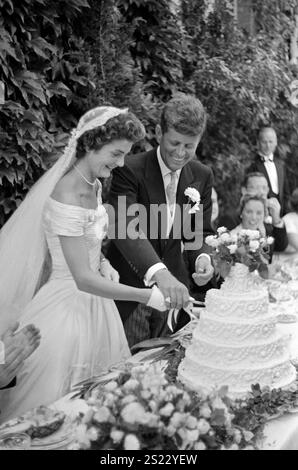 Jackie Bouvier Kennedy und John F. Kennedy schneiden den Kuchen auf ihrer Hochzeit am 12. September 1953 in Newport, Rhode Island - Foto von Toni Frissell Stockfoto