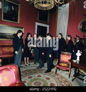Nach dem JFK-Begräbnisempfang. Senator Edward M. Kennedy, Mrs. Jacqueline Bouvier Kennedy, Angier Biddle Duke, Empfangsleitung. Weißes Haus, Rotes Zimmer. 25. November 1963 Stockfoto