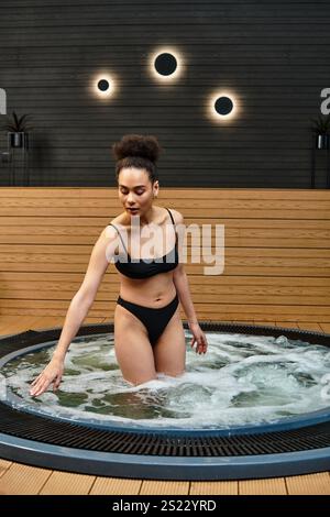 Eine junge Frau entspannt sich in einem Spa und genießt Ruhe in einer ruhigen Atmosphäre. Stockfoto