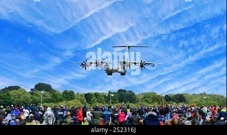 RAF Fairford der Luftwaffe Airbus A400M landet gegen diagonale Zirruswolke und blauen Himmel Stockfoto