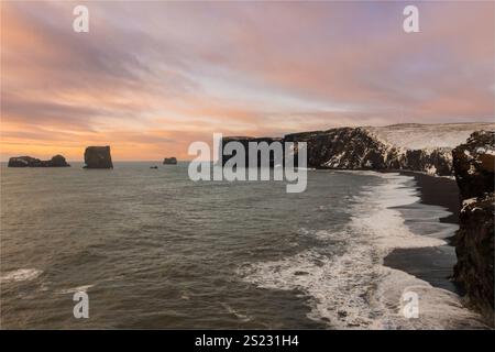 Isländischer Strand Im Januar Stockfoto