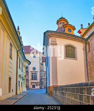 Die Seitenwand des Rozmbersky-Palastes und die Rückseite der Johannes-Nepomuk-Kapelle in der Jirska-Straße, Hradcany, Prag, Tschechien Stockfoto