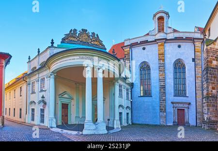 Die Fassade des Rozmbersky-Palastes und die gotische Allerheiligen-Kirche auf dem St. Georgsplatz, Dritter Hof der Prager Burg, Hradcany, Prag, Tschechien Stockfoto