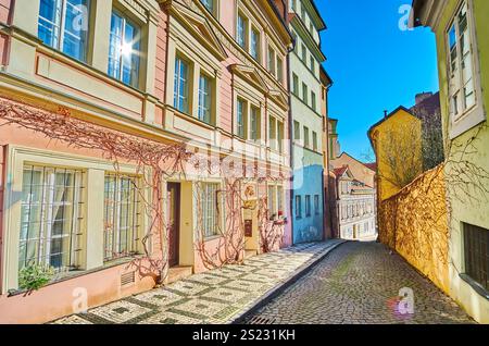 Genießen Sie den Spaziergang entlang der ruhigen Janska Straße, gesäumt von historischen Stadthäusern, Mala Strana, Prag, Tschechien Stockfoto