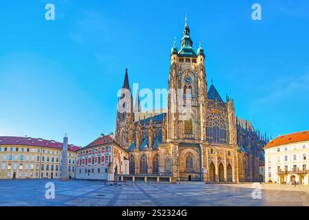 Panorama des mittelalterlichen Veitsdoms und der Gebäude der Prager Burg, aus Sicht des dritten Hofes der Prager Burg, Tschechien Stockfoto
