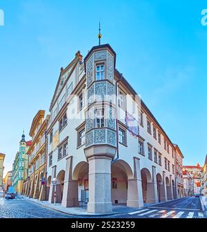 Das mittelalterliche Velikovsky-Haus mit Arkaden und Erker-Fenster, dekoriert mit Sgraffito, Mala Strana, Prag, Tschechien Stockfoto