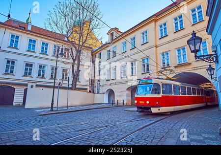 Die alte rote Straßenbahn, vorbei an der schmalen Letenska Straße in Mala Strana, Prag, Tschechien Stockfoto