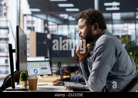 Männlicher Unternehmer, der Finanzplanung und Zielsetzung durchführt und Expertise im Budgetmanagement demonstriert. CEO analysiert Online-Berichte und -Prognosen, um Wachstumspläne des Unternehmens voranzutreiben. Stockfoto