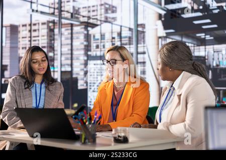 Multiethnische Unternehmensführer, die für Unternehmenserfolg und Gleichstellung von Frauen und Männern in einer von Männern dominierten Welt strategisch arbeiten. Befähigte Führungskräfte mit Führungskompetenzen arbeiten an ihrer Erfolgsgeschichte. Stockfoto