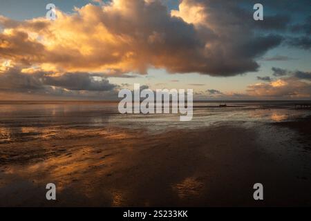 Strandspaziergang bei Sonnenuntergang. Stockfoto