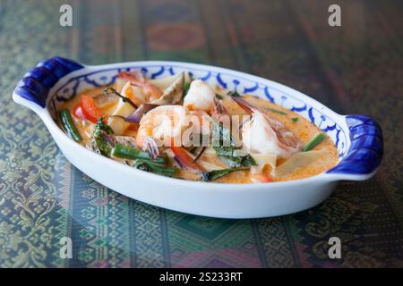 Ein frisches Garnelengericht steht auf einem Tisch in einem thailändischen Restaurant. Stockfoto