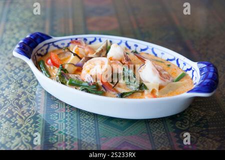 Ein frisches Garnelengericht steht auf einem Tisch in einem thailändischen Restaurant. Stockfoto
