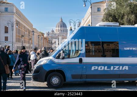 Während des Jubiläums 2025 patrouilliert die Polizei auf dem Petersplatz, um die Sicherheit der Pilgermassen, Besucher und Veranstaltungen zu gewährleisten. Rom, Italien Stockfoto