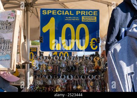 Farbenfroher Verkaufsstand, der religiöse Souvenirs beim Jubiläum in Rom bietet und eine Vielzahl von Gegenständen für Pilger und Touristen präsentiert. Italien, Europäische Union, EU Stockfoto