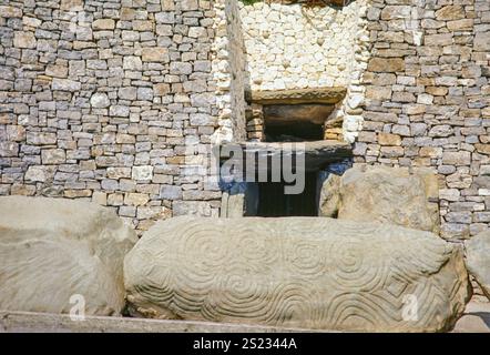 Rekonstruktion des neolithischen Passage Tomb in Newgrange, County Meath, Republik Irland um 1974 Stockfoto