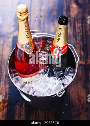 Zwei Weinflaschen in einem Eiskübel, Rosé und Rotwein, gekühlt mit Eiswürfeln, perfekt für eine Feier, elegantes Ambiente, erfrischende und luxuriöse Atmosphäre. Stockfoto