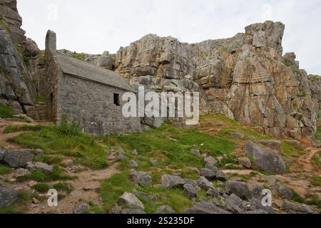 St Govan's Chapel an den Klippen von St Govan's Head in Wales. Stockfoto
