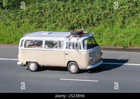 1972 70er Jahre Beige VW VW Bay Fenster Wohnmobil Stockfoto