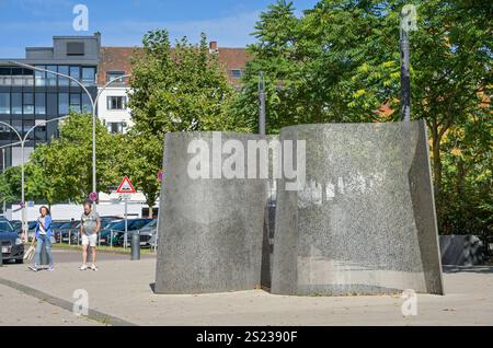 Skulptur, Gedenkstätte an die jüdischen Opfer der NS-Gewaltherrschaft, Band der Erinnerung, Platz der Erinnerung, Lortzingstraße, Saarbrücken, Saarland, Deutschland *** Skulptur, Gedenkstätte für die jüdischen Opfer der Nazi-Tyrannei, Gedenkband, Platz der Erinnerung, Lortzingstraße, Saarbrücken, Saarland, Deutschland Stockfoto