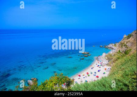 Spiaggia Michelino in Parghelia - Paradies weißer Strand in Kalabrien an der wunderschönen Küste - in der Nähe von Tropea - Reiseziel in Italien Stockfoto