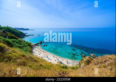 Spiaggia Michelino in Parghelia - Paradies weißer Strand in Kalabrien an der wunderschönen Küste - in der Nähe von Tropea - Reiseziel in Italien Stockfoto