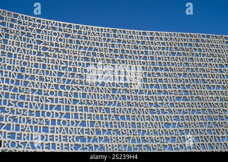 Skulptur, Gedenkstätte an die jüdischen Opfer der NS-Gewaltherrschaft, Band der Erinnerung, Platz der Erinnerung, Lortzingstraße, Saarbrücken, Saarland, Deutschland *** Skulptur, Gedenkstätte für die jüdischen Opfer der Nazi-Tyrannei, Gedenkband, Platz der Erinnerung, Lortzingstraße, Saarbrücken, Saarland, Deutschland Stockfoto