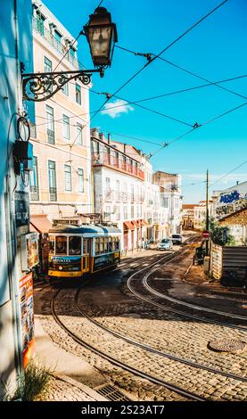 Lisboa, Portugal - 04. Juni 2024 - Vintage-Straßenbahn im historischen Zentrum von Lissabon, Sao Vicente Stockfoto