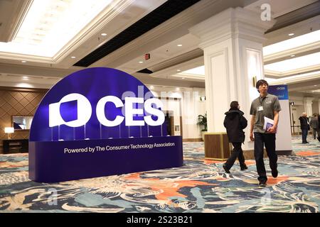 Las Vegas, Usa. Januar 2025. Die Teilnehmer gehen am Sonntag, den 5. Januar 2025, im Mandalay Bay Convention Center in Las Vegas, Nevada, an der CES-Beschilderung auf der 2025 International CES vorbei. Foto: James Atoa/UPI Credit: UPI/Alamy Live News Stockfoto