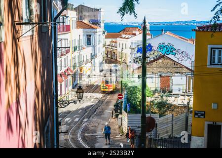 Lisboa, Portugal - 04. Juni 2024 - Vintage-Straßenbahn im historischen Zentrum von Lissabon, Sao Vicente Stockfoto