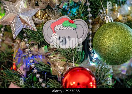 Weihnachtsdekoration in Australien, Koala im Weihnachtsbaum, Lametta in festlicher saisonaler Einrichtung Stockfoto