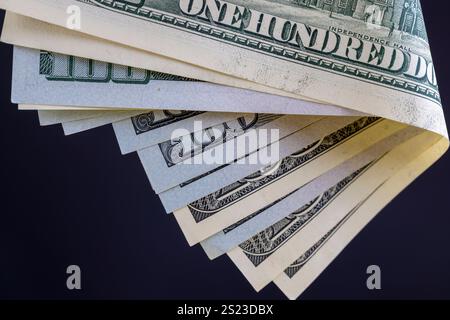 Hundert Dollar-Scheine stapeln sich zusammen, eine Gruppe echter amerikanischer Bargeld von 100 Dollar Stockfoto